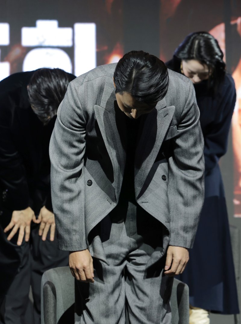 배우 정우성이 15일 서울 강남구 그랜드 인터컨티넨탈 파르나스에서 진행된 디즈니+ 오리지널 시리즈 '메이드 인 코리아' 제작발표회에 참석해 인사를 하고 있다. ⓒ News1 권현진 기자