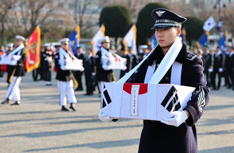 15일 오전 서울 동작구 국립서울현충원 현충관에서 엄수된 2025년 6·25 전사자 합동봉안식에서 장병들이 영현 봉송을 하고 있다. 2025.12.15/뉴스1 ⓒ News1 김도우 기자