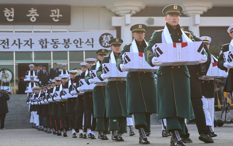 15일 오전 서울 동작구 국립서울현충원 현충관에서 엄수된 2025년 6·25 전사자 합동봉안식에서 장병들이 영현 봉송을 하고 있다. 2025.12.15/뉴스1 ⓒ News1 김도우 기자