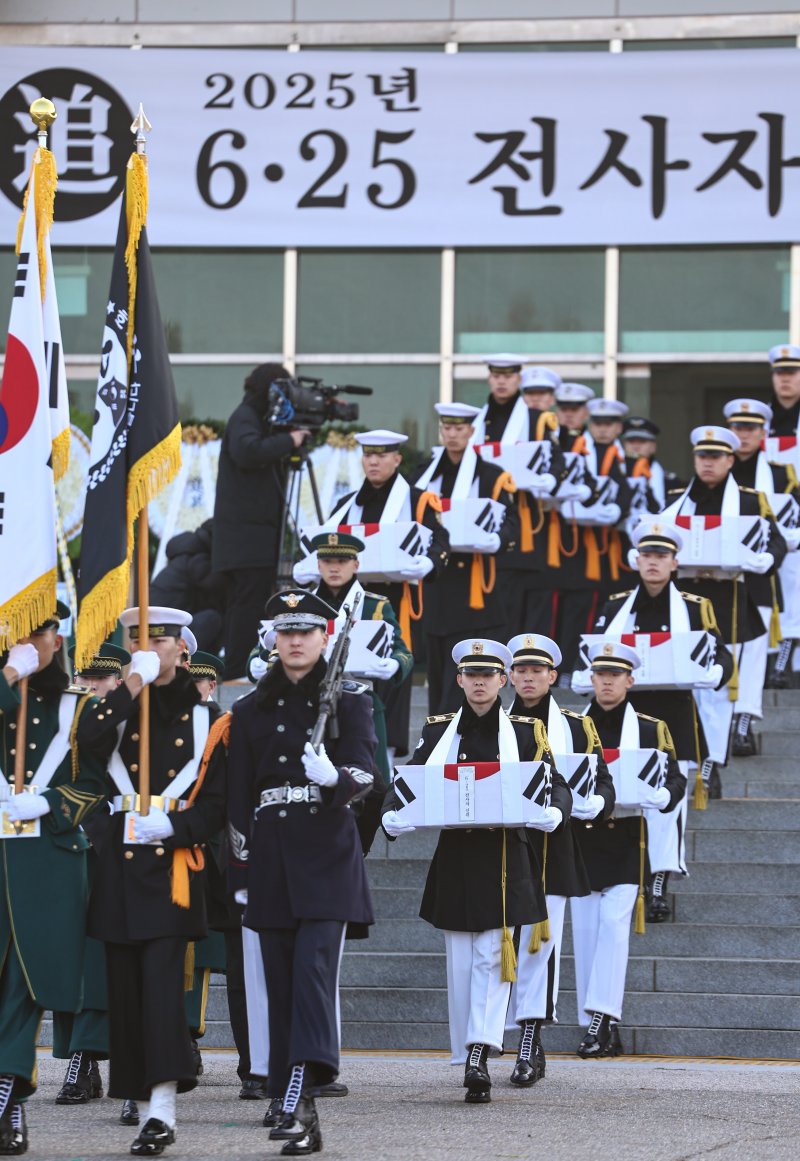 15일 오전 서울 동작구 국립서울현충원 현충관에서 엄수된 2025년 6·25 전사자 합동봉안식에서 장병들이 영현 봉송을 하고 있다. 2025.12.15/뉴스1 ⓒ News1 김도우 기자