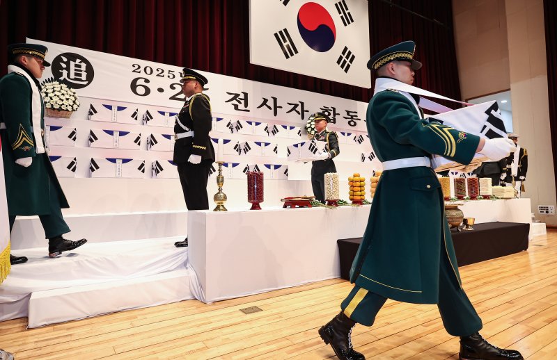 15일 오전 서울 동작구 국립서울현충원 현충관에서 엄수된 2025년 6·25 전사자 합동봉안식에서 장병들이 영현 봉송을 하고 있다. 2025.12.15/뉴스1 ⓒ News1 김도우 기자