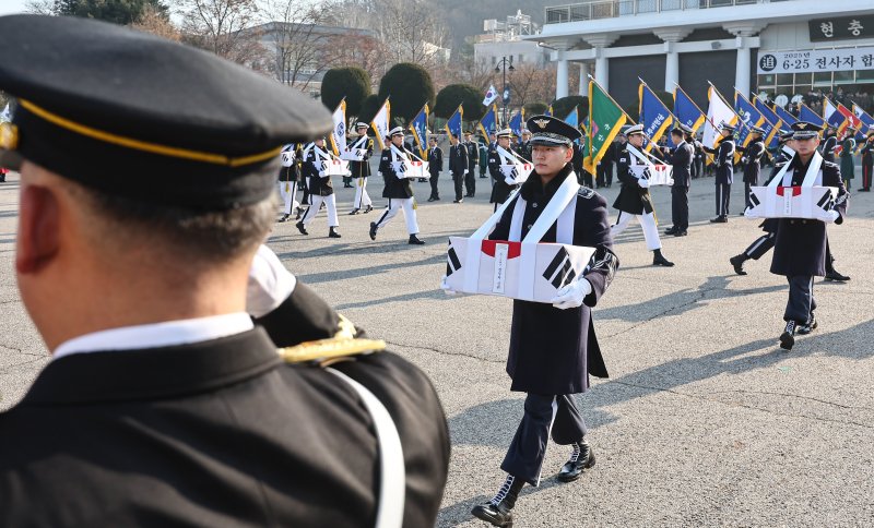 15일 오전 서울 동작구 국립서울현충원 현충관에서 엄수된 2025년 6·25 전사자 합동봉안식에서 장병들이 영현 봉송을 하고 있다. 2025.12.15/뉴스1 ⓒ News1 김도우 기자