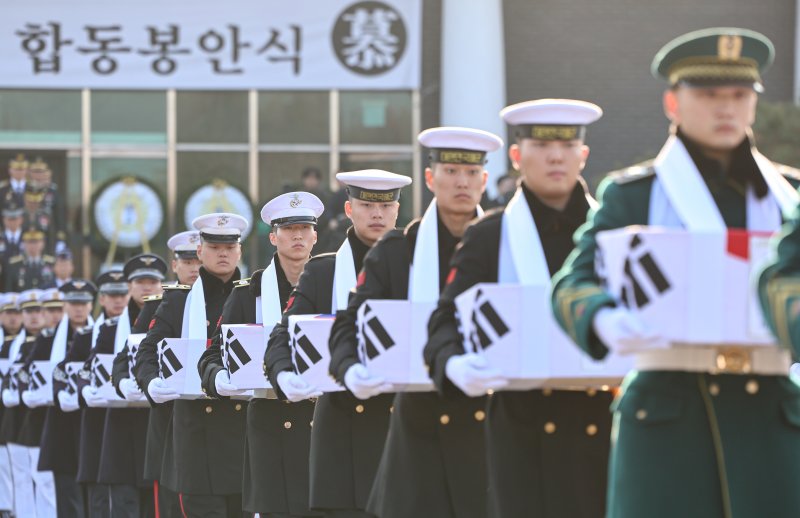 15일 오전 서울 동작구 국립서울현충원 현충관에서 엄수된 2025년 6·25 전사자 합동봉안식에서 장병들이 영현 봉송을 하고 있다. 2025.12.15/뉴스1 ⓒ News1 김도우 기자