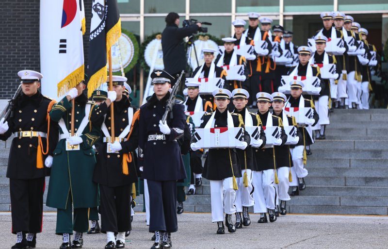 15일 오전 서울 동작구 국립서울현충원 현충관에서 엄수된 2025년 6·25 전사자 합동봉안식에서 장병들이 영현 봉송을 하고 있다. 2025.12.15/뉴스1 ⓒ News1 김도우 기자