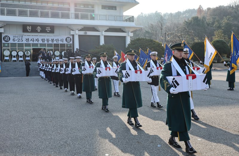 15일 오전 서울 동작구 국립서울현충원 현충관에서 엄수된 2025년 6·25 전사자 합동봉안식에서 장병들이 영현 봉송을 하고 있다. 2025.12.15/뉴스1 ⓒ News1 김도우 기자