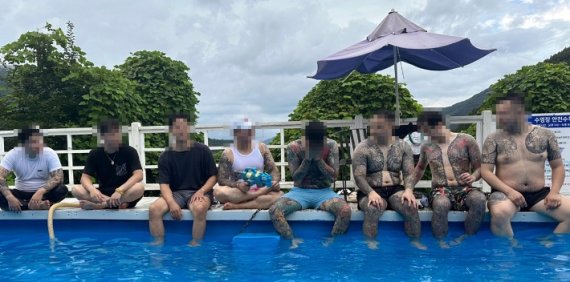 ‘MZ조폭’을 표방하며 127명으로부터 18억원 가량을 가로챈 투자 사기 조직원들이 야유회를 즐기고 있다. 경기북부경찰청 제공