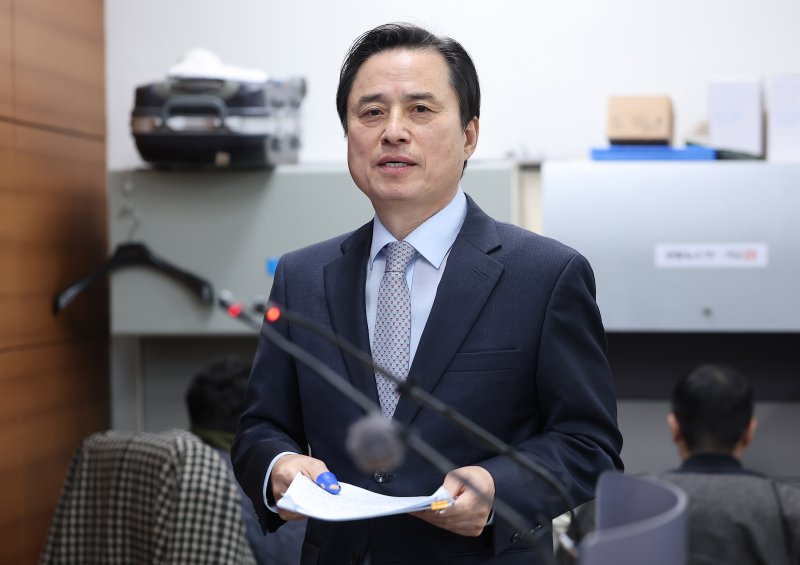 조은석 특별검사가 15일 서울 서초구 서울고검에서 12·3 비상계엄 사태 관련 내란·외환 사건 최종 수사 결과를 발표하기 위해 기자실로 들어서고 있다. (공동취재) 2025.12.15/뉴스1 ⓒ News1 박지혜 기자