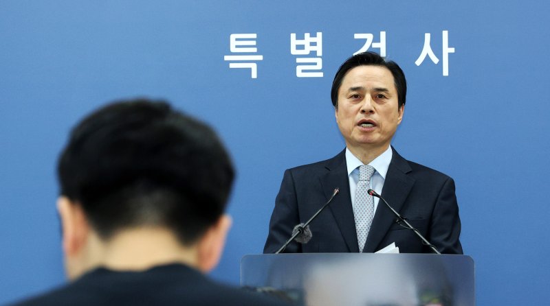 조은석 특검이 15일 서울 서초구 서울고검에서 윤석열 전 대통령의 비상계엄 선포 동기와 최초 준비 시점 등을 포함한 수사 결과를 발표하고 있다. (공동취재) 2025.12.15/뉴스1 ⓒ News1 박지혜 기자