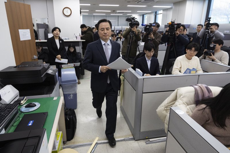 12·3 비상계엄 관련 내란·외환 의혹을 수사했던 내란 특검팀의 조은석 특별검사가 15일 오전 서울 서초구 고등검찰청에서 180일간의 수사 기간을 마치고 최종 수사 결과를 발표하기 위해 브리핑룸으로 들어서고 있다. (공동취재) 2025.12.15/뉴스1 ⓒ News1 박지혜 기자