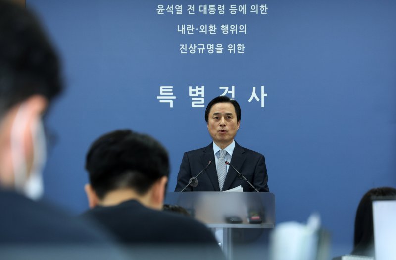 조은석 특검이 15일 서울 서초구 서울고검에서 윤석열 전 대통령의 비상계엄 선포 동기와 최초 준비 시점 등을 포함한 수사 결과를 발표하고 있다. (공동취재) 2025.12.15/뉴스1 ⓒ News1 박지혜 기자