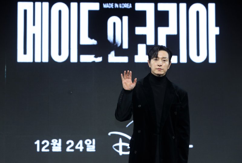 [서울=뉴시스] 김혜진 기자 = 배우 정성일이 15일 오전 서울 강남구 그랜드인터컨티넨탈 파르나스에서 열린 디즈니 플러스 오리지널 시리즈 '메이드 인 코리아' 제작발표회에서 포즈를 취하고 있다. 2025.12.15. jini@newsis.com