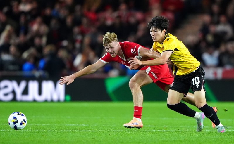 [미들스브러=AP/뉴시스] 스토크시티의 배준호(오른쪽)가 지난달 30일(현지 시간) 영국 미들스브러 리버사이드 스타디움에서 열린 2025-26 잉글랜드 프로축구 챔피언십(2부 리그) 미들스브러와 경기 중 공을 다투고 있다. 양 팀은 득점 없이 0-0 무승부를 기록했다. 2025.10.01.