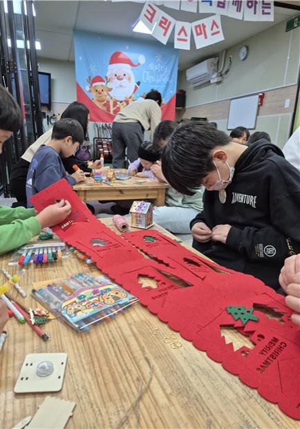 [안양=뉴시스]초등학생들이 안양시공익활동지원센터가 진행한 크리스마스트리 장식만들기 행사에 참여해 크리스마스트리 장식물을 만들고 있다.(사진=안양시 제공)2025.12.15.photo@newsis.com *재판매 및 DB 금지