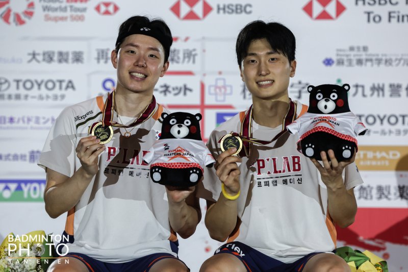[서울=뉴시스] 2025 일본마스터즈배드민턴선수권대회에서 남자 복식 우승을 차지한 서승재(왼쪽), 김원호가 16일 일본 구마모토 체육관에서 메달 세리머니를 하고 있다. (사진=대한배드민턴협회 제공) 2025.11.16. photo@newsis.com *재판매 및 DB 금지