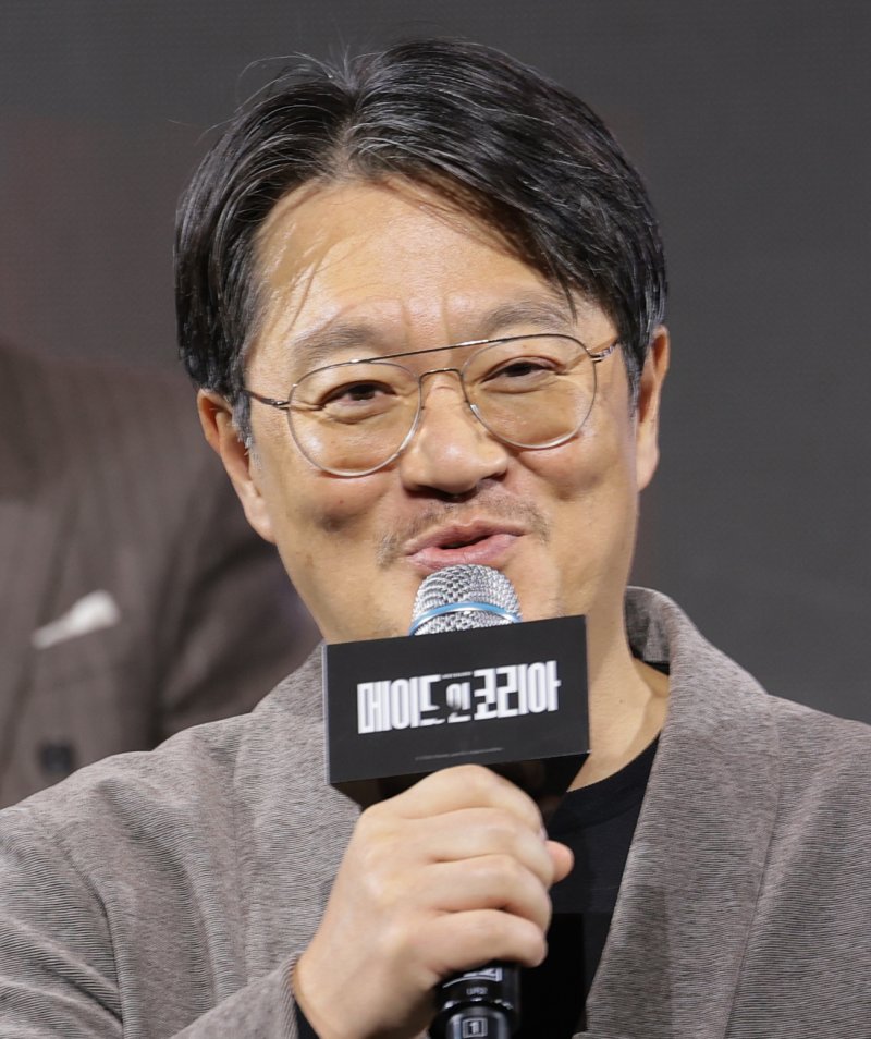 우민호 감독이 15일 서울 강남구 그랜드 인터컨티넨탈 파르나스에서 진행된 디즈니+ 오리지널 시리즈 '메이드 인 코리아' 제작발표회에 참석해 인사말을 하고 있다. '메이드 인 코리아'는 1970년대 혼란과 도약이 공존했던 대한민국, 국가를 수익모델로 삼아 부와 권력의 정점에 오르려는 사내 백기태(현빈 분)와 그를 끝까지 추적하는 검사 장건영(정우성 분)이 시대를 관통하는 거대한 사건들과 직면하는 이야기를 그린 작품이다, 2025.12.15/뉴스1 ⓒ News1 권현진 기자