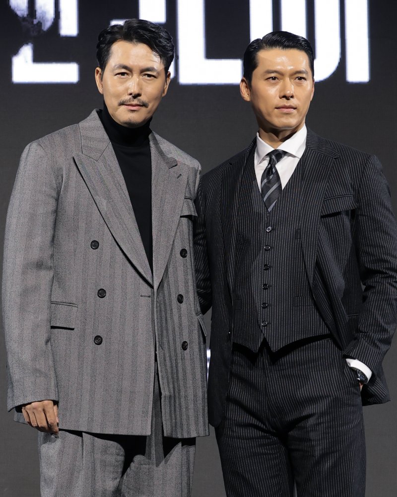 배우 정우성과 현빈(오른쪽)이 15일 서울 강남구 그랜드 인터컨티넨탈 파르나스에서 진행된 디즈니+ 오리지널 시리즈 '메이드 인 코리아' 제작발표회에 참석해 포즈를 취하고 있다. '메이드 인 코리아'는 1970년대 혼란과 도약이 공존했던 대한민국, 국가를 수익모델로 삼아 부와 권력의 정점에 오르려는 사내 백기태(현빈 분)와 그를 끝까지 추적하는 검사 장건영(정우성 분)이 시대를 관통하는 거대한 사건들과 직면하는 이야기를 그린 작품이다, 2025.12.15/뉴스1 ⓒ News1 권현진 기자