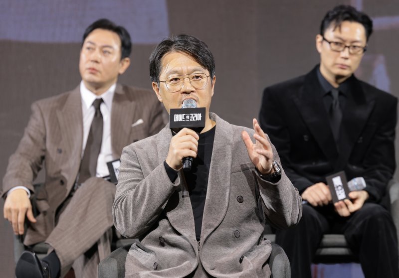 우민호 감독이 15일 서울 강남구 그랜드 인터컨티넨탈 파르나스에서 진행된 디즈니+ 오리지널 시리즈 '메이드 인 코리아' 제작발표회에 참석해 취재진 질문에 답하고 있다. '메이드 인 코리아'는 1970년대 혼란과 도약이 공존했던 대한민국, 국가를 수익모델로 삼아 부와 권력의 정점에 오르려는 사내 백기태(현빈 분)와 그를 끝까지 추적하는 검사 장건영(정우성 분)이 시대를 관통하는 거대한 사건들과 직면하는 이야기를 그린 작품이다, 2025.12.15/뉴스1 ⓒ News1 권현진 기자