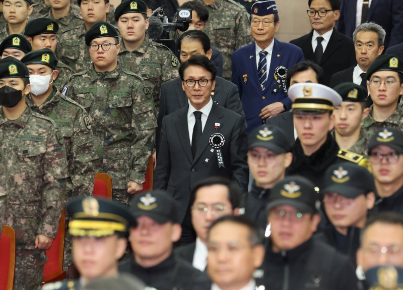 [서울=뉴시스] 배훈식 기자 = 김민석 국무총리가 15일 오전 서울 동작구 국립서울현충원에서 열린 2025년 6.25 전사자 합동봉안식에 참석하고 있다. 2025.12.15. dahora83@newsis.com