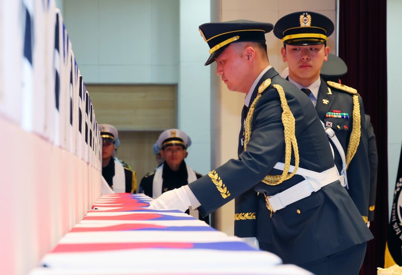 [서울=뉴시스] 배훈식 기자 = 15일 오전 서울 동작구 국립서울현충원에서 열린 2025년 6.25 전사자 합동봉안식에서 국군이 전사자 신위를 봉송하고 있다. 2025.12.15. dahora83@newsis.com