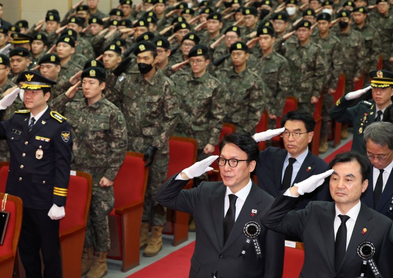 [서울=뉴시스] 배훈식 기자 = 김민석 국무총리와 안규백 국방부 장관이 15일 오전 서울 동작구 국립서울현충원에서 열린 2025년 6.25 전사자 합동봉안식에서 경례를 하고 있다. 2025.12.15. dahora83@newsis.com