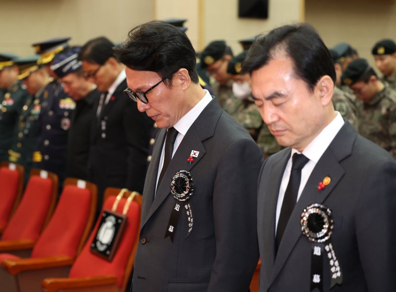 [서울=뉴시스] 배훈식 기자 = 김민석(왼쪽) 국무총리와 안규백 국방부 장관이 15일 오전 서울 동작구 국립서울현충원에서 열린 2025년 6.25 전사자 합동봉안식에서 묵념하고 있다. 2025.12.15. dahora83@newsis.com