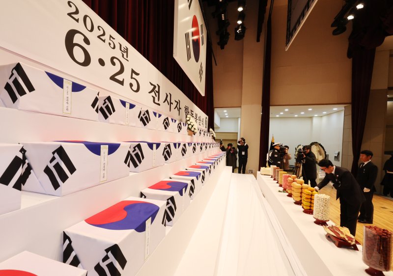 [서울=뉴시스] 배훈식 기자 = 김민석 국무총리가 15일 오전 서울 동작구 국립서울현충원에서 열린 2025년 6.25 전사자 합동봉안식에서 헌화하고 있다. 2025.12.15. dahora83@newsis.com