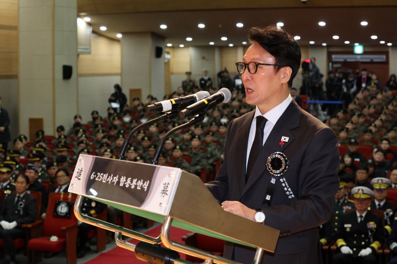 [서울=뉴시스] 배훈식 기자 = 김민석 국무총리가 15일 오전 서울 동작구 국립서울현충원에서 열린 2025년 6.25 전사자 합동봉안식에서 추도사를 하고 있다. 2025.12.15. dahora83@newsis.com