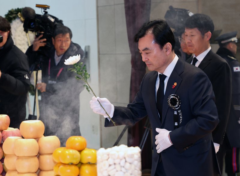 [서울=뉴시스] 배훈식 기자 = 안규백 국방부 장관이 15일 오전 서울 동작구 국립서울현충원에서 열린 2025년 6.25 전사자 합동봉안식에서 헌화하고 있다. 2025.12.15. dahora83@newsis.com