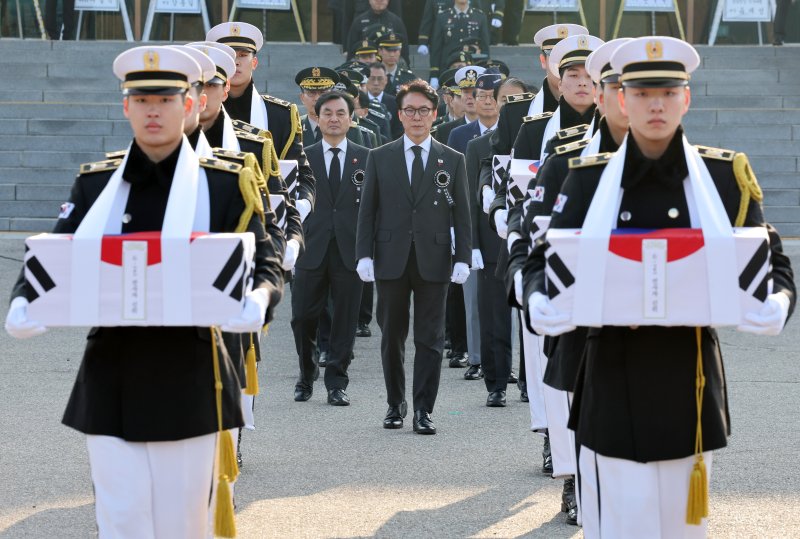 [서울=뉴시스] 배훈식 기자 = 김민석 국무총리가 15일 오전 서울 동작구 국립서울현충원에서 열린 2025년 6.25 전사자 합동봉안식에서 전사자 신위 봉송 행렬을 뒤따르고 있다. 2025.12.15. dahora83@newsis.com