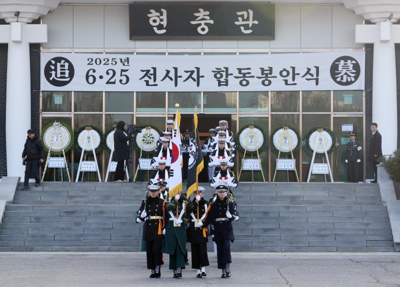 [서울=뉴시스] 배훈식 기자 = 15일 오전 서울 동작구 국립서울현충원에서 열린 2025년 6.25 전사자 합동봉안식에서 국군이 전사자 신위를 봉송하고 있다. 2025.12.15. dahora83@newsis.com
