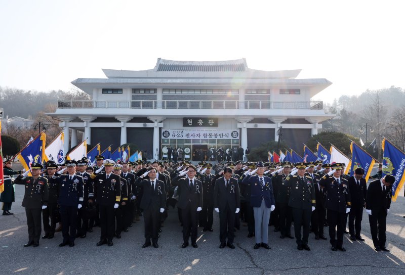 [서울=뉴시스] 배훈식 기자 = 김민석 국무총리를 비롯한 안규백 국방부 장관, 권오을 국가보훈부 장관 등이 15일 오전 서울 동작구 국립서울현충원에서 열린 2025년 6.25 전사자 합동봉안식에서 전사자 신위 봉송 행렬을 향해 경례하고 있다. 2025.12.15. dahora83@newsis.com