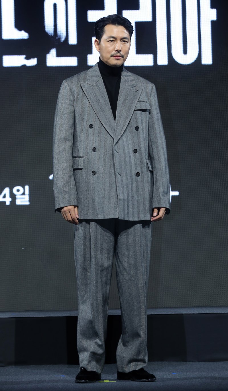 [서울=뉴시스] 김혜진 기자 = 배우 정우성이 15일 오전 서울 강남구 그랜드인터컨티넨탈 파르나스에서 열린 디즈니 플러스 오리지널 시리즈 '메이드 인 코리아' 제작발표회에서 포즈를 취하고 있다. 2025.12.15. jini@newsis.com