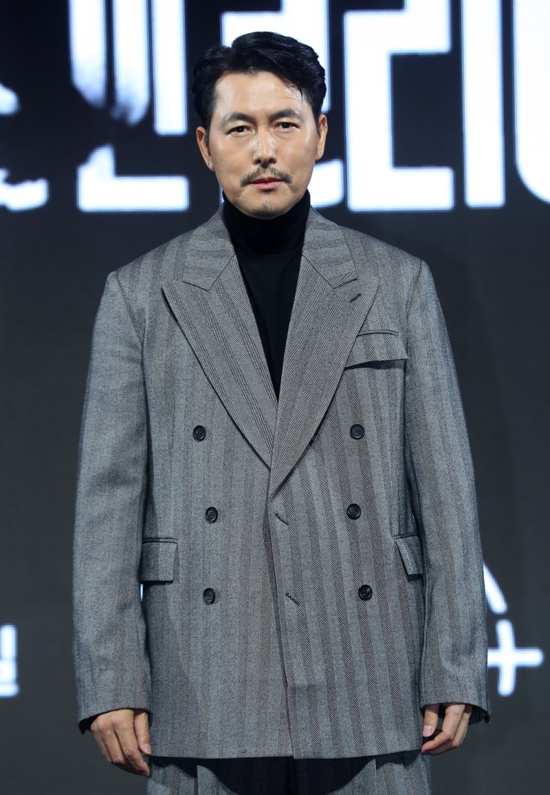 [서울=뉴시스] 김혜진 기자 = 배우 정우성이 15일 오전 서울 강남구 그랜드인터컨티넨탈 파르나스에서 열린 디즈니 플러스 오리지널 시리즈 '메이드 인 코리아' 제작발표회에서 포즈를 취하고 있다. 2025.12.15. jini@newsis.com