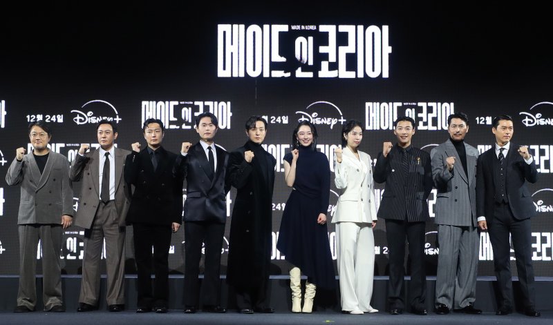 [서울=뉴시스] 김혜진 기자 = 우민호 감독(왼쪽부터), 배우 박용우, 노재원, 강길우, 정성일, 원지안, 서은수, 우도환, 정우성, 현빈이 15일 오전 서울 강남구 그랜드인터컨티넨탈 파르나스에서 열린 디즈니 플러스 오리지널 시리즈 '메이드 인 코리아' 제작발표회에서 포즈를 취하고 있다. 2025.12.15. jini@newsis.com