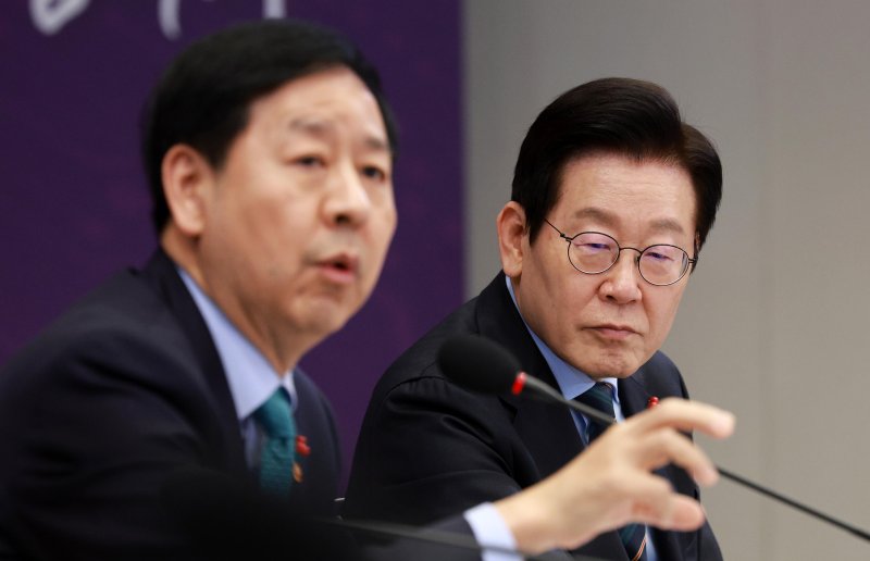 [서울=뉴시스] 고범준 기자 = 이재명 대통령이 10일 서울 용산 대통령실 청사에서 열린 AI 시대의 K-반도체 비전과 육성전략 보고회에서 구윤철 부총리 겸 기획재정부 장관의 발언을 듣고 있다. 2025.12.10. bjko@newsis.com