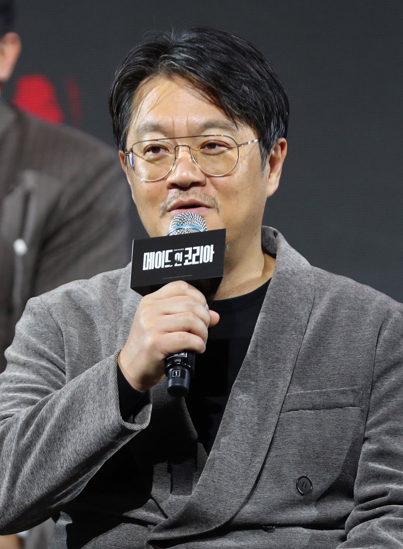 [서울=뉴시스] 김혜진 기자 = 우민호 감독이 15일 오전 서울 강남구 그랜드인터컨티넨탈 파르나스에서 열린 디즈니 플러스 오리지널 시리즈 '메이드 인 코리아' 제작발표회에서 인사말을 하고 있다. 2025.12.15. jini@newsis.com