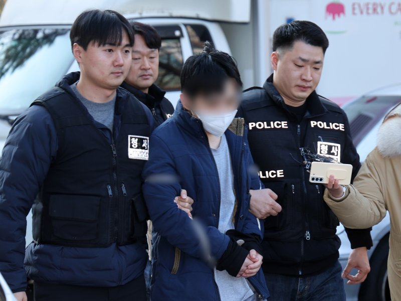 어머니를 무차별 폭행해 숨지게 한 20대 이 모씨가 15일 오전 서울 양천구 서울남부지방법원에서 열린 구속 전 피의자 심문(영장실질심사)에 출석하고 있다. 2025.12.15/뉴스1 ⓒ News1 황기선 기자