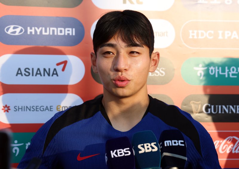 [쿠웨이트시티(쿠웨이트)=뉴시스] 이영환 기자 = 축구 대표팀 이현주가 16일 오후(현지시각) 쿠웨이트 자베르 알아흐마드 국제경기장 인근 보조구장에서 훈련을 앞두고 인터뷰를 하고 있다. 2024.11.16. 20hwan@newsis.com