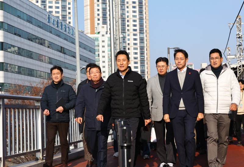 [서울=뉴시스] 최진석 기자 = 오세훈 서울시장이 15일 서울 광진구 동서울터미널 부지 현장시찰을 하고 있다. 2025.12.15. myjs@newsis.com