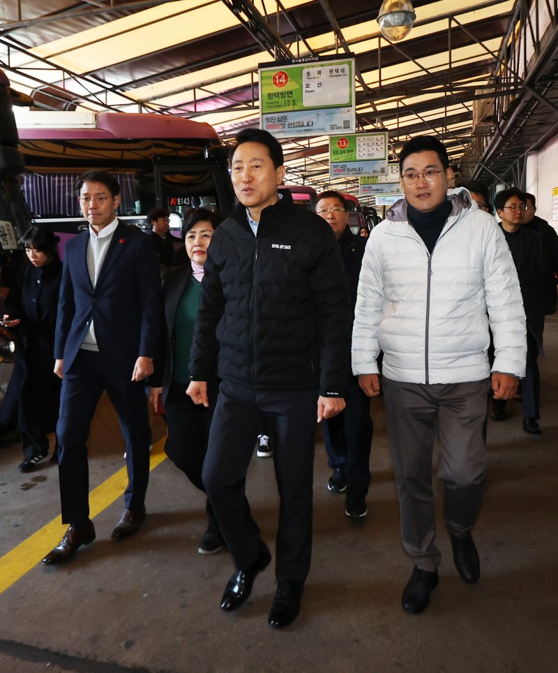 [서울=뉴시스] 최진석 기자 = 오세훈 서울시장이 15일 서울 광진구 동서울터미널 부지 현장시찰을 하고 있다. 2025.12.15. myjs@newsis.com