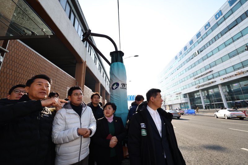 [서울=뉴시스] 최진석 기자 = 오세훈 서울시장이 15일 서울 광진구 동서울터미널 부지 현장 시찰에 나서 개발 대상지를 살펴보고 있다. 2025.12.15. myjs@newsis.com