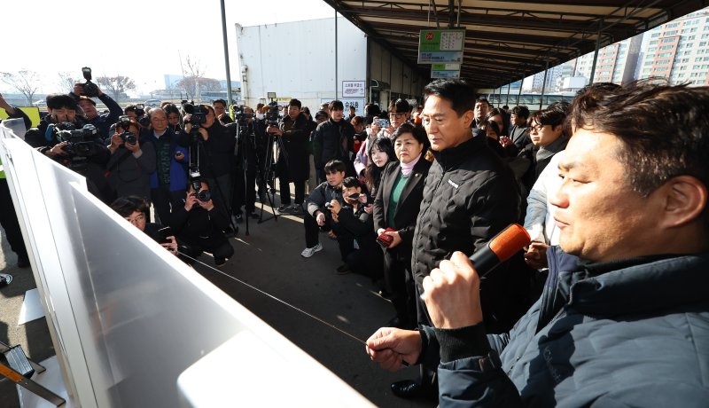 [서울=뉴시스] 최진석 기자 = 오세훈 서울시장이 15일 서울 광진구 동서울터미널 부지 현장을 찾아 공공개발담당관으로부터 개발계획 보고를 받고 있다. 2025.12.15. myjs@newsis.com