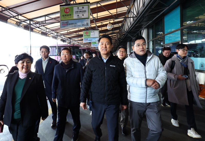 [서울=뉴시스] 최진석 기자 = 오세훈 서울시장이 15일 서울 광진구 동서울터미널 부지 현장시찰을 하고 있다. 2025.12.15. myjs@newsis.com