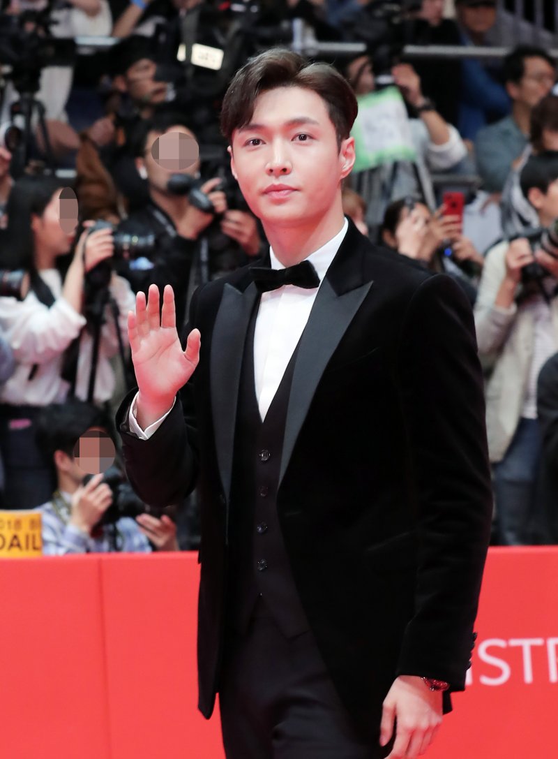 '韓팬미팅 당일 불참 공지' 엑소 레이 "中 중요 국가행사 참석 때문" 사과