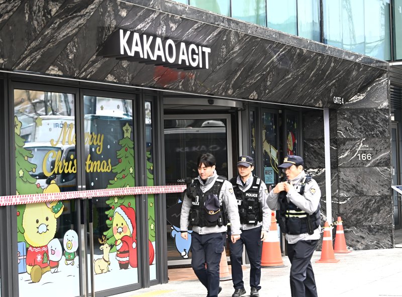 [성남=뉴시스] 김종택 기자 = 15일 카카오 사옥에 폭발물을 설치했다는 협박성 메시지가 접수돼 카카오가 전 직원을 재택근무로 긴급 전환했다.사진은 이날 수색작업이 진행 중인 경기 성남시 분당구 카카오 판교아지트. 2025.12.15. jtk@newsis.com