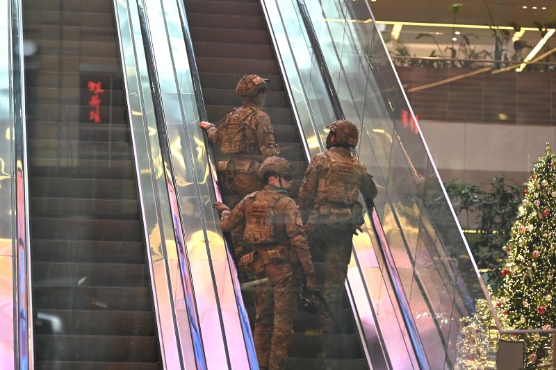 [성남=뉴시스] 김종택 기자 = 15일 카카오 사옥에 폭발물을 설치했다는 협박성 메시지가 접수돼 카카오가 전 직원을 재택근무로 긴급 전환했다.사진은 이날 수색작업이 진행 중인 경기 성남시 분당구 카카오 판교아지트. 2025.12.15. jtk@newsis.com