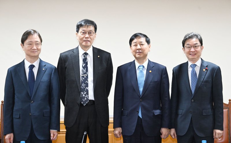 구윤철 부총리 겸 기획재정부 장관이 지난달 28일 서울 중구 은행연합회에서 열린 시장상황점검회의에서 이찬진 금융감독원장, 이창용 한국은행 총재, 이억원 금융위원장과 기념 촬영을 하고 있다. (기획재정부 제공. 재판매 및 DB 금지) 2025.11.28/뉴스1