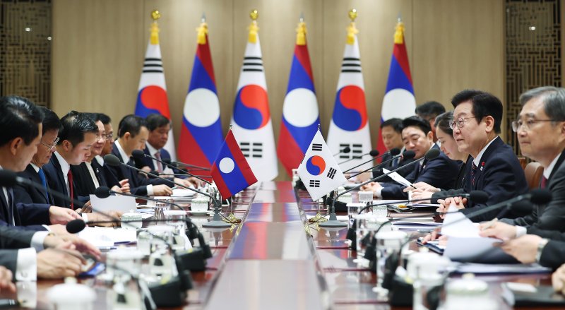 [서울=뉴시스] 최동준 기자 = 이재명 대통령과 통룬 시술릿 라오스 국가주석이 15일 서울 용산 대통령실에서 한-라오스 정상회담을 하고 있다. (대통령실통신사진기자단) 2025.12.15. photocdj@newsis.com