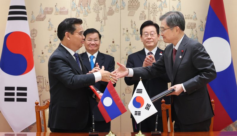 [서울=뉴시스] 최동준 기자 = 조현 외교부 장관과 싸이싸나 콧푸톤 라오스 검찰총장이 15일 용산 대통령실에서 이재명 대통령과 통룬 시술릿 라오스 국가주석이 임석한 가운데 범죄인인도 조약 체결식을 하고 있다. (대통령실통신사진기자단) 2025.12.15. photocdj@newsis.com