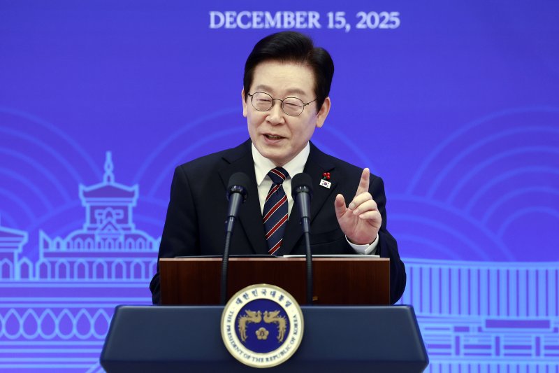 [서울=뉴시스] 최동준 기자 = 이재명 대통령이 15일 서울 용산 대통령실에서 열린 한-라오스 공식오찬에서 오찬사를 하고 있다. 2025.12.15. photocdj@newsis.com